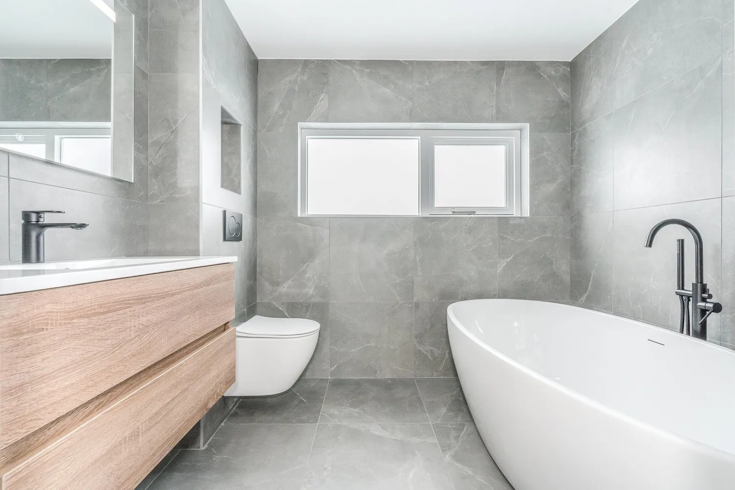 Badkamer met vrijstaand bad na renovatie