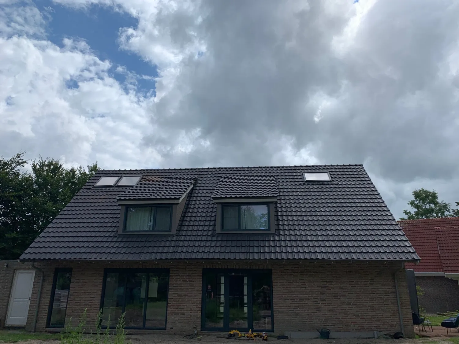 Opgeleverde woning met compleet nieuw antraciet pannendak, dakkapel en dakramen