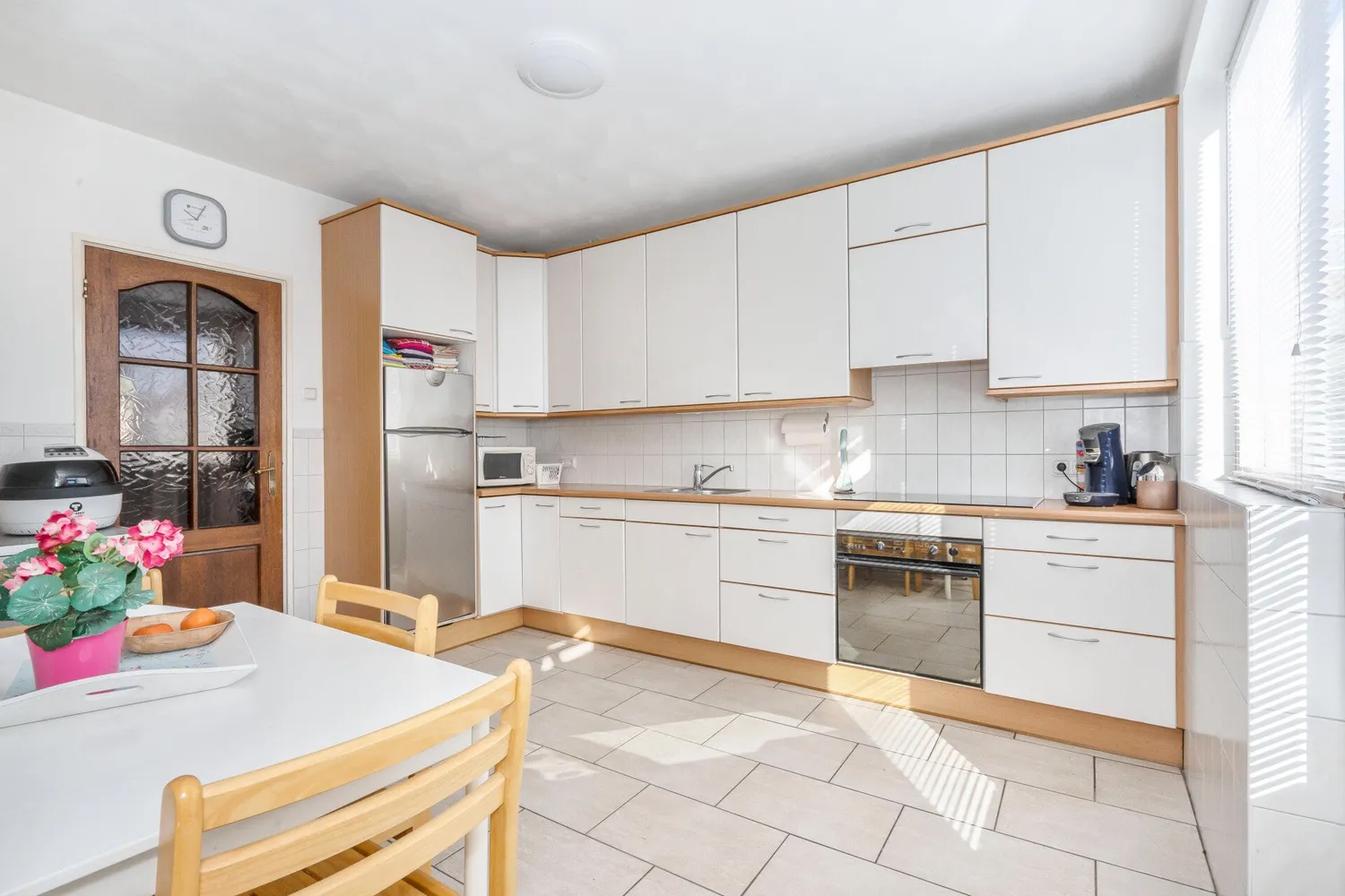 Keuken voor de renovatie: rechte keuken uit de jaren negentig