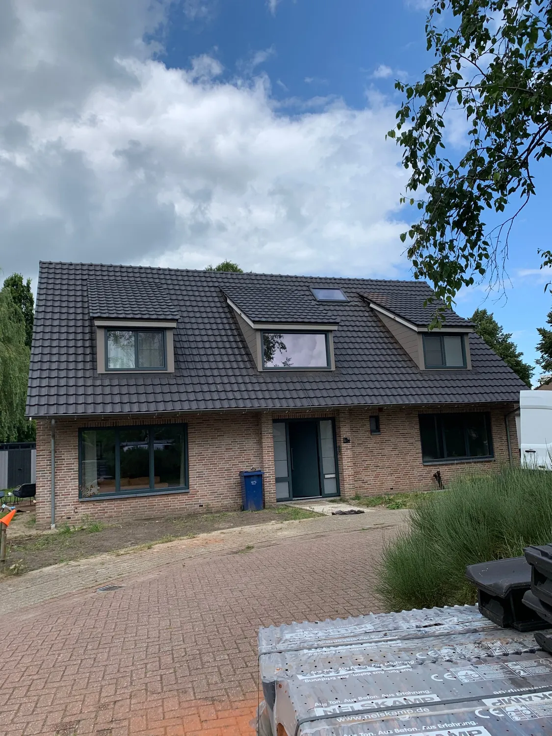 Renovatieproject in uitvoering met bouwmaterialen voor de woning